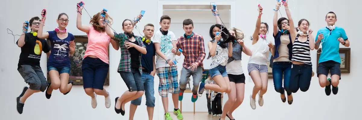 Jugendliche, MP3-Player in der Hand, springen in die Luft