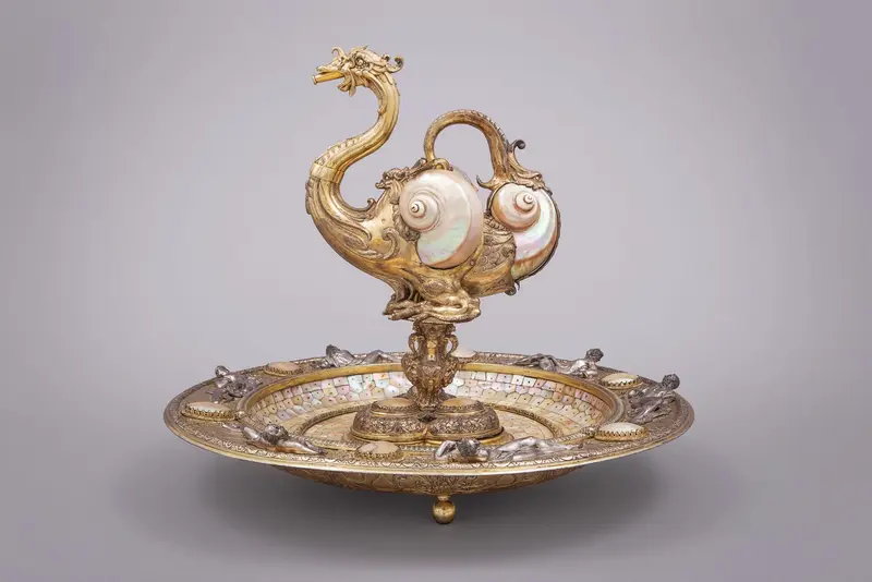 Teller, darauf Kanne in Ungeheuerform