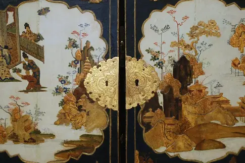 Martin Schnell (oder Umkreis), Dresden, Kabinettschränkchen, 1. Hälfte 18. Jahrhundert, 63 x 84 x 38 cm, blau-weiß lackiertes Lackmöbel, ehemals Kunstgewerbemuseum Dresden, Inv.-Nr. 49341, restitutiert an Schloss Wilanów bei Warschau