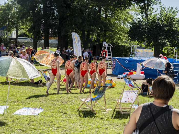 Menschen auf Rasen in der Sonne