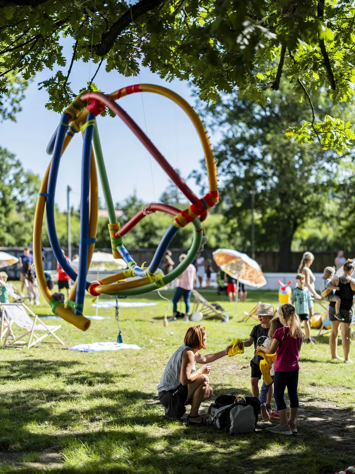 Menschen draußen auf dem Rasen