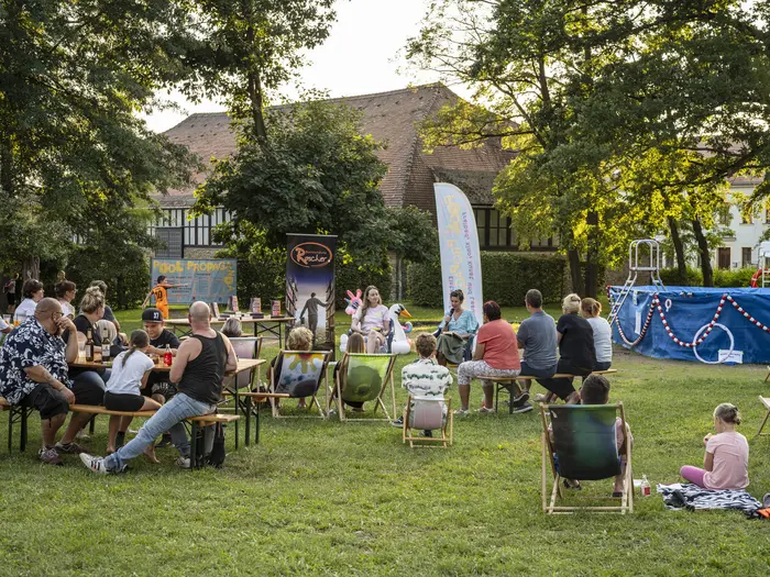 Menschen auf Rasen hören zu