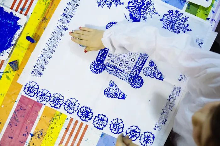 Ein Mädchen schöpft ein Tuch mit nationalen Originalnamen. 