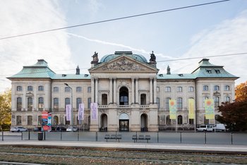 Japanisches Palais vom Palaisplatz Gebäude