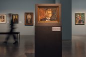 Ausstellungsansicht "Paula Modersohn-Becker und Edvard Munch. Die großen Fragen des Lebens" Bild in der Mitte eines Raumes auf einem Podest