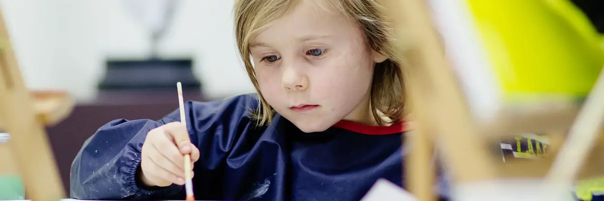 Ein Mädchen beim Malen