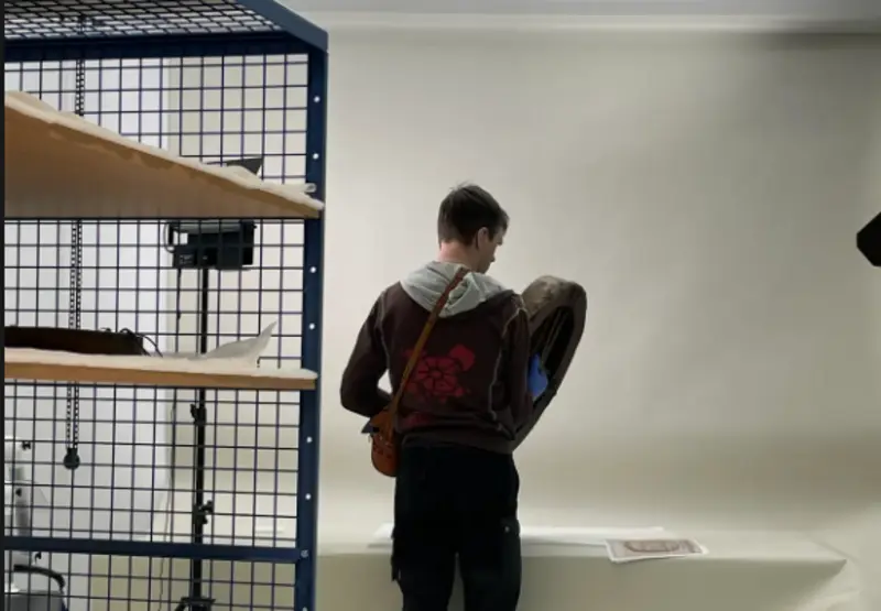 eine Person betrachtet eine historische Trommel