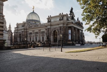 Kunsthalle im Lipsiusbau Lipsiusbau von außen, im Hintergrund die Frauenkirche