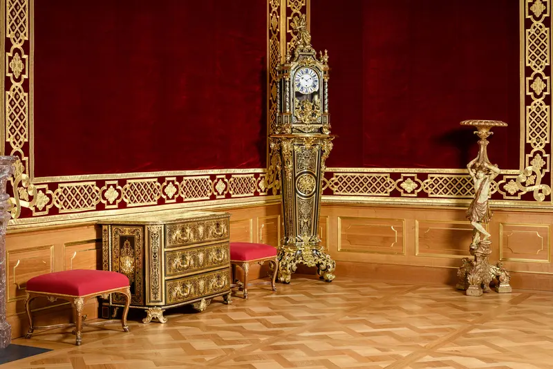 Kommode, Bänke, Standuhr und reich verzierter Stehtisch