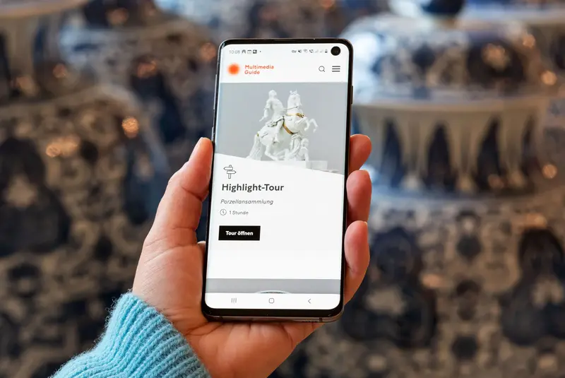 Eine Medienstation über die Porzellansammlung