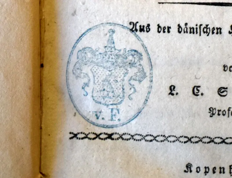 Besitzanzeigender Stempel auf dem Titelblatt eines alten Buches