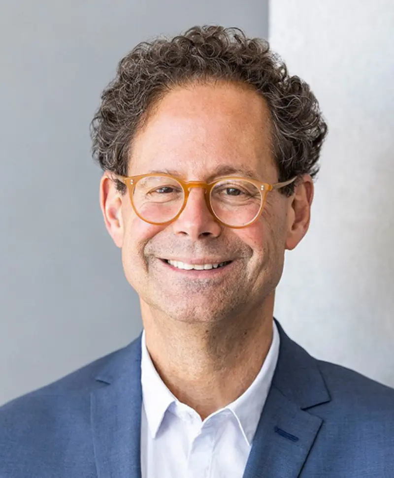 Porträt eines Mannes mit Brille