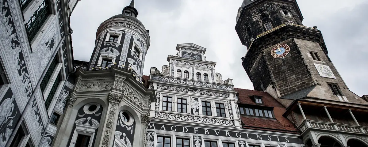 Hausmannsturm und mit Menschen und Mustern bemalte Fassade des Residenzschlosses