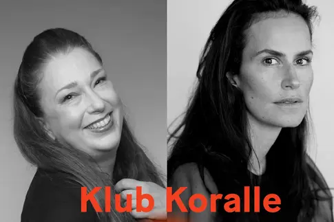Ein schwarz-weiß Foto von zwei Frauen mit der Aufschrift "Klub Koralle"