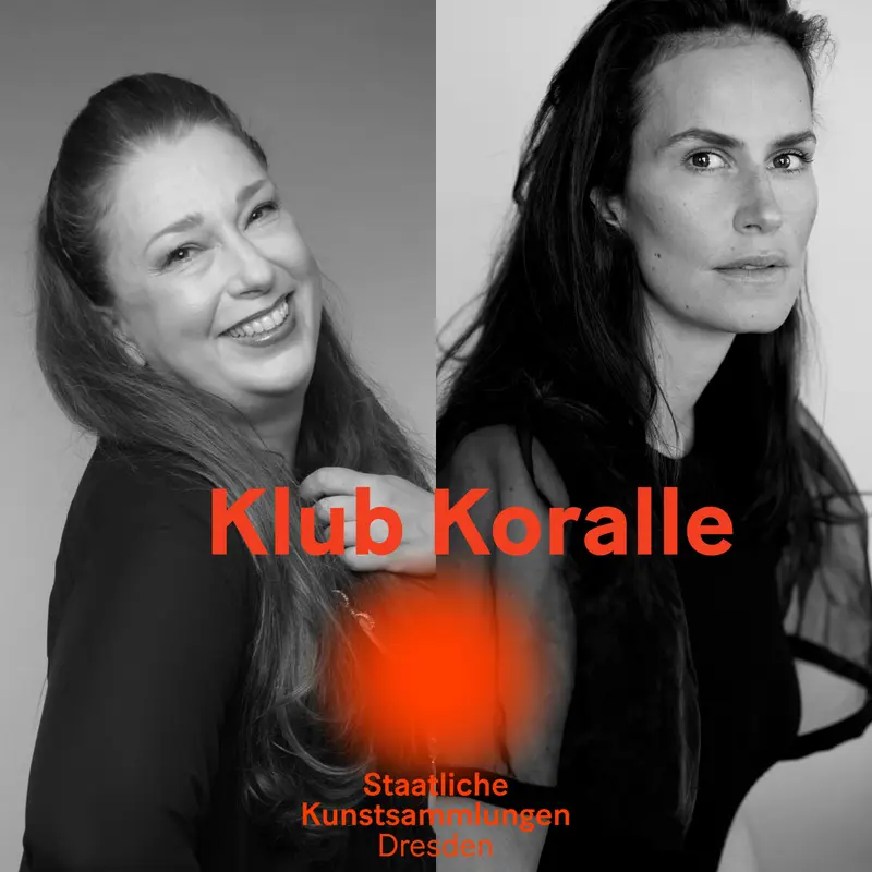 Ein schwarz-weiß Foto von zwei Frauen mit der Aufschrift "Klub Koralle"