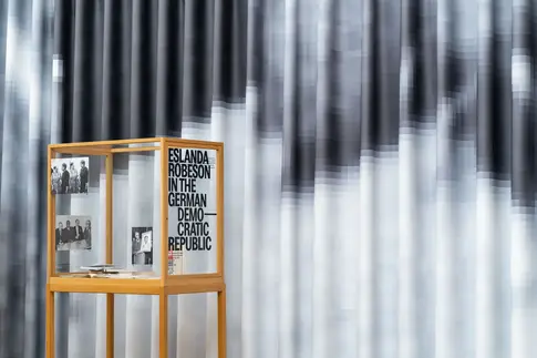 Vitrine vor einer Wand