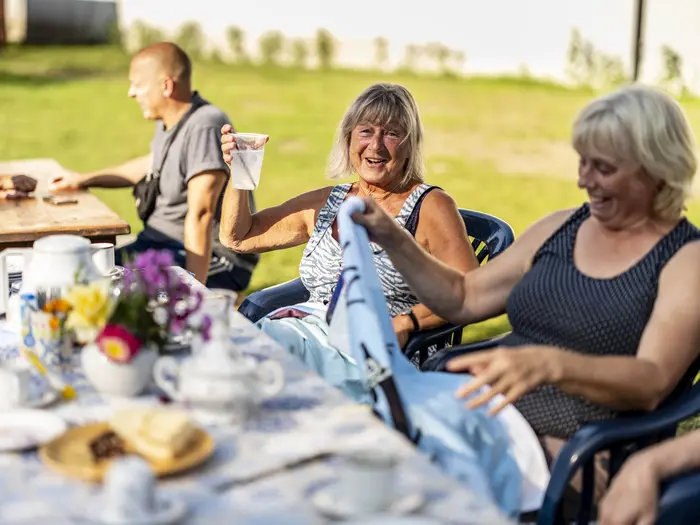 mehrere Personen an einem Tisch