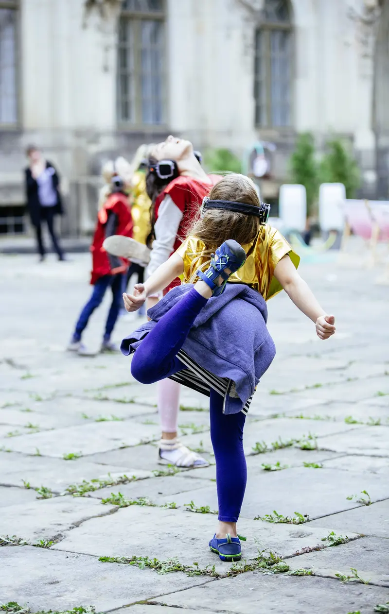 Kind steht auf einem Bein, Kopfhörer auf