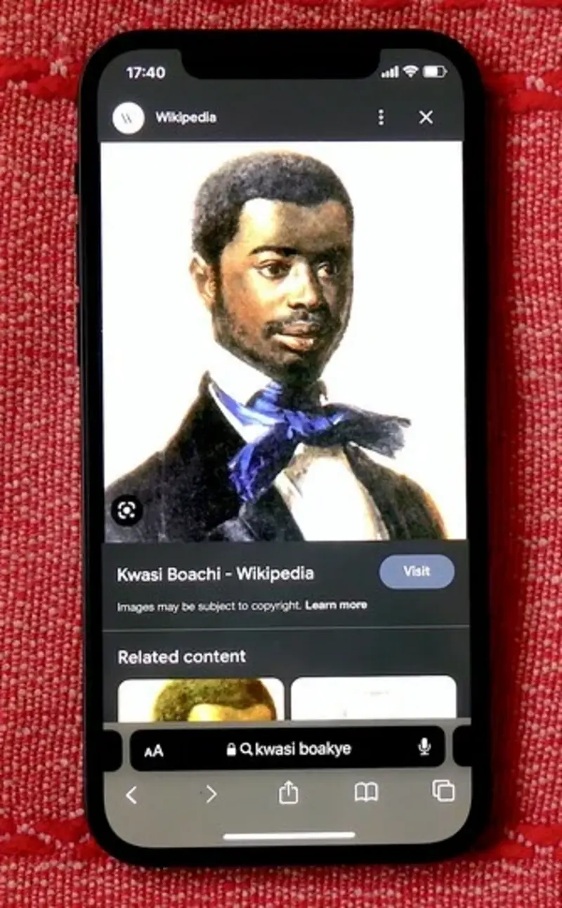 Handydisplay zeigt das Porträt eines jungen Mannes