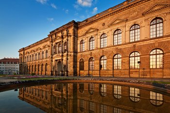 Semperbau am Zwinger Der Semperbau spiegelt sich in einem Brunnen