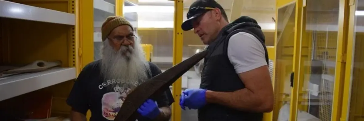 Major Sumner (Ngarrindjeri) und Malcom Siely (Gurnaikurnai) bei der Sichtung von für die Gunaikurnai und Ngarrindjeri kulturerblich relevanter Objekte im Australien-Depot im GRASSI Museum für Völkerkunde zu Leipzig.