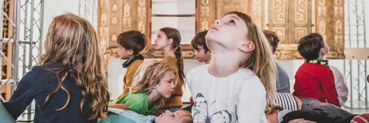Eine Kindergruppe im Damaskuszimmer