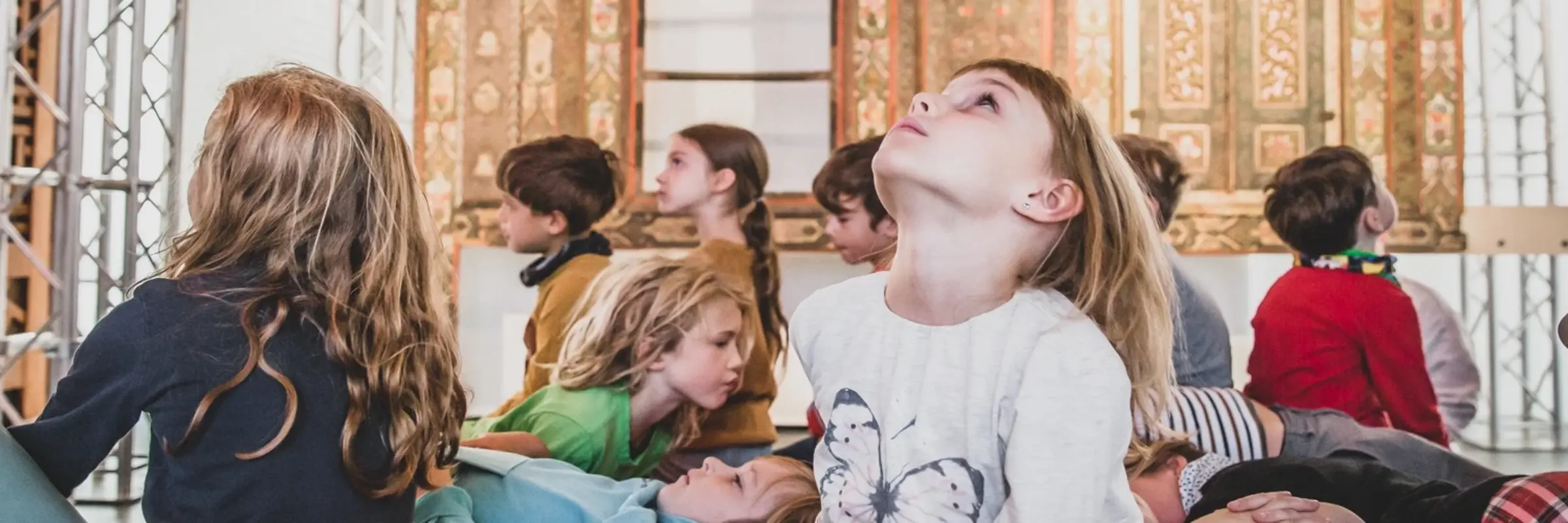Eine Kindergruppe im Damaskuszimmer