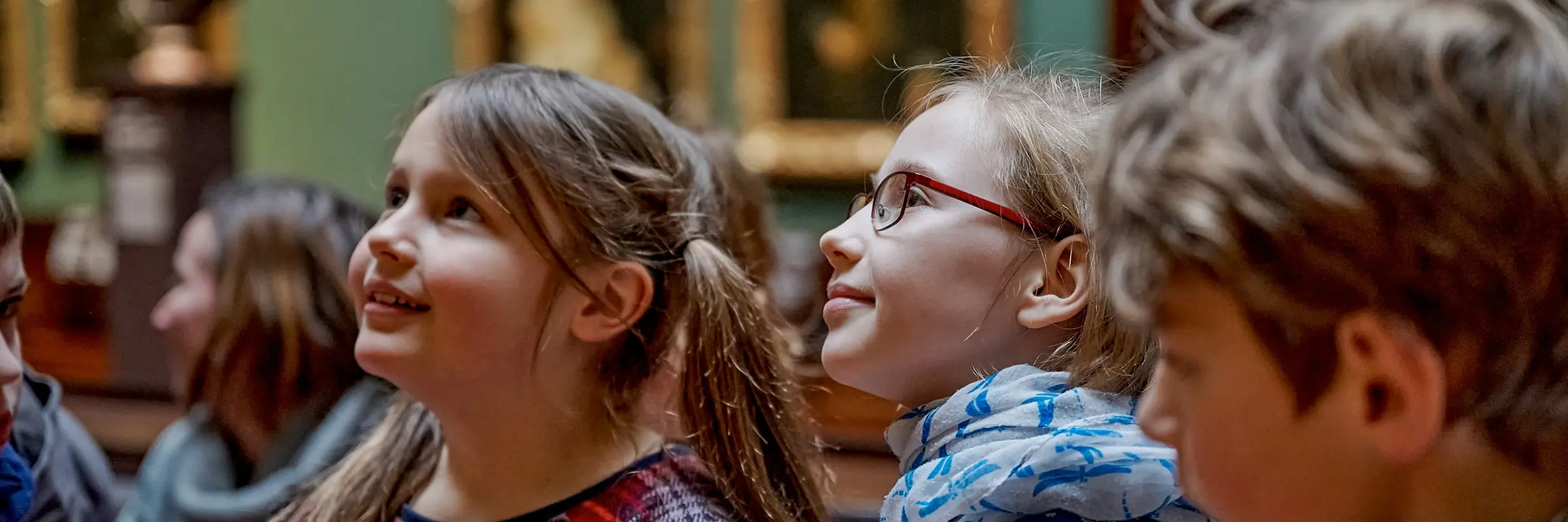 Kinder bei einer Museumsführung
