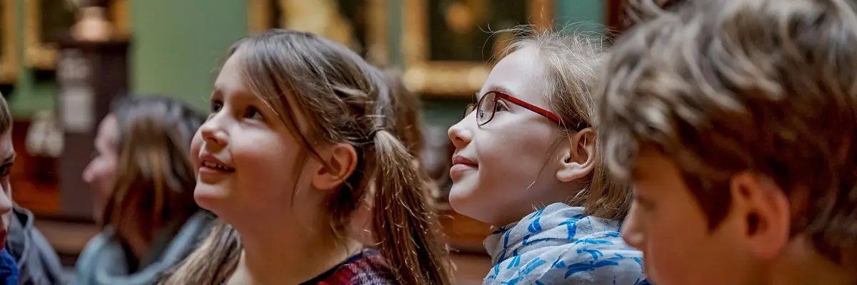 Kinder bei einer Museumsführung