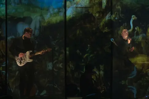 Ein Sänger und ein Gitarrist auf einer Bühne 