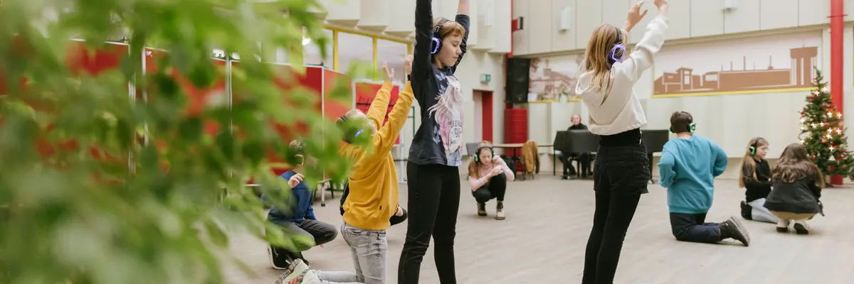 Kinder mit Kopfhörern