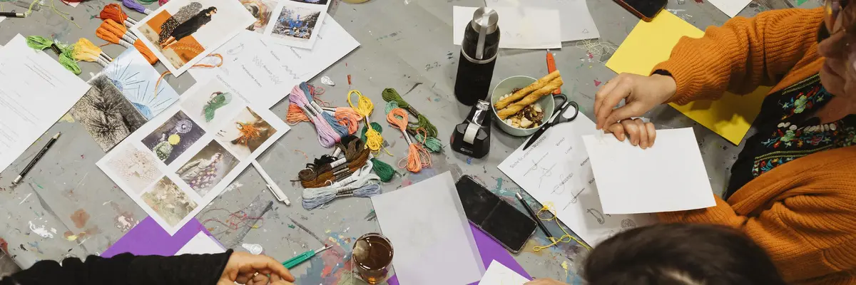 Bastelutensilien auf einem Tisch