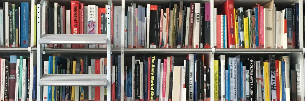 Bücher im Bücherregal