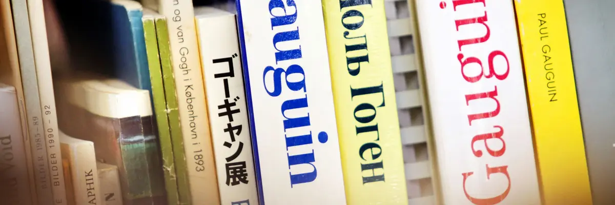 Buchrücken mehrerer Bücher in einem Schrank