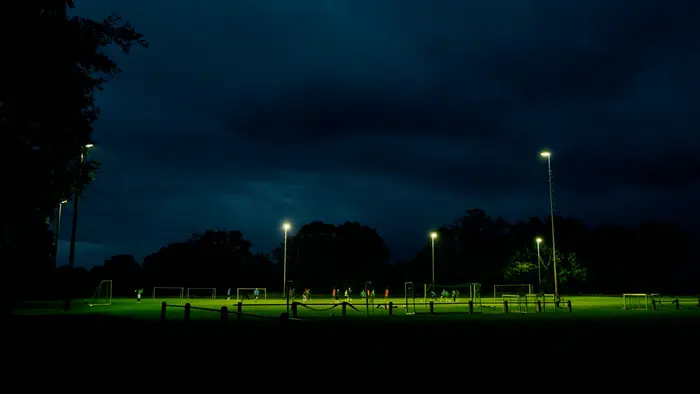 Fußballplatz im Dunkeln