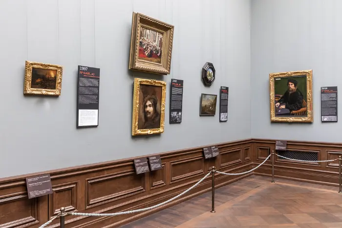 Ausstellungsraum mit historischen Gemälden