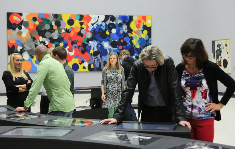 Besucherinnen und Besucher schauen sich Infostände an