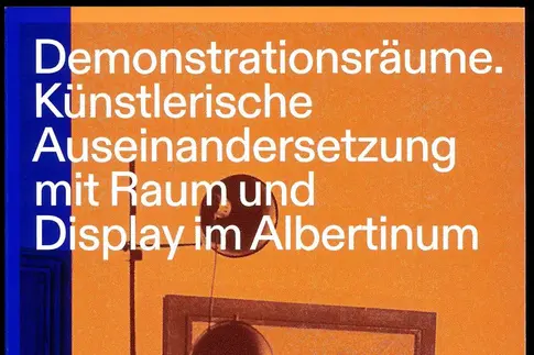 Eine Broschüre "Demonstrationsräume. Künstlerische Auseinandersetzung mit Raum und Display im Albertinum" 