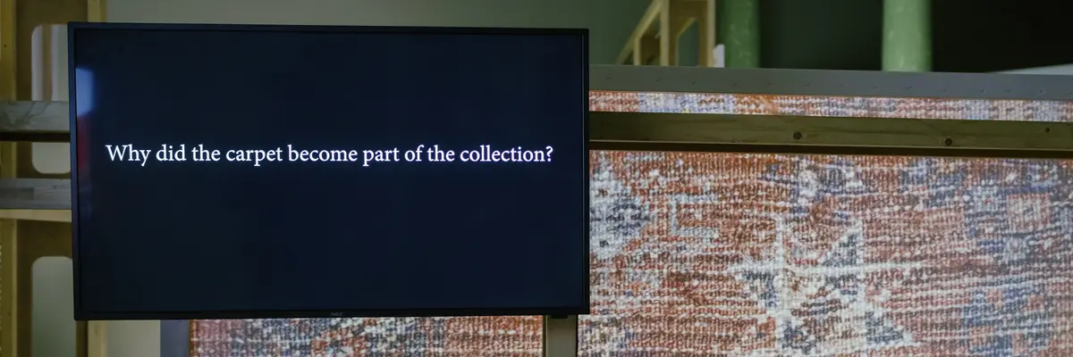 Ausstellungsdetail zeigt einen historischen Teppich