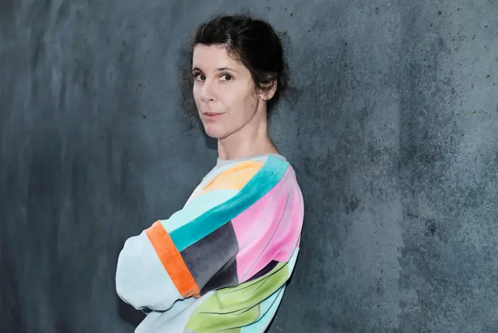 Frau mit buntem Pullover