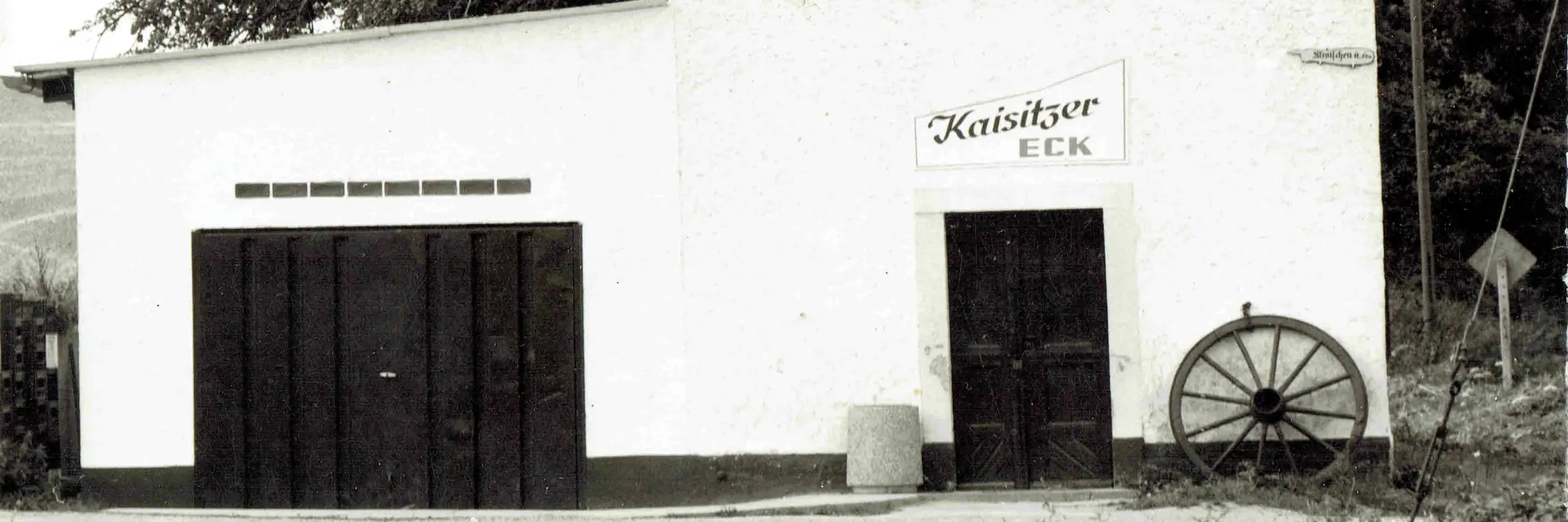 ein weißes Dorfhaus