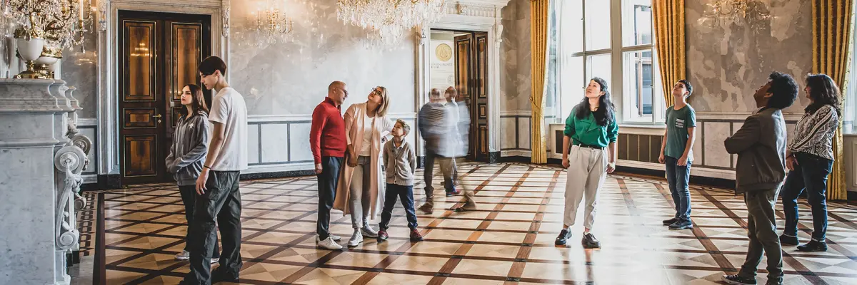 Besucher, die sich Büsten und Skulpturen anschauen