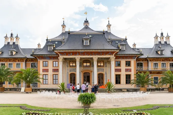 Wasserpalais von außen, breite Treppe führt vom Palais zum Elbufer