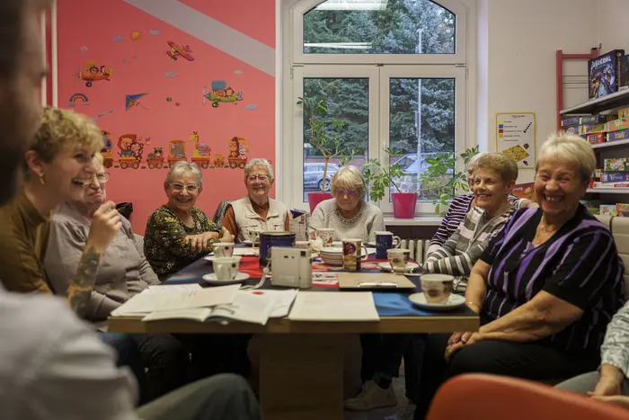 Damen um einen Tisch herum