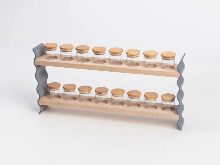 kleine Glasflaschen in einem hölzernem Ständer