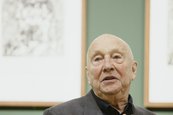 Georg Baselitz in der Ausstellung „Maniera Baselitz – Das Nonkonforme als Quelle der Phantasie“ im Kupferstich-Kabinett 2018 Mann in einem Ausstellungsraum