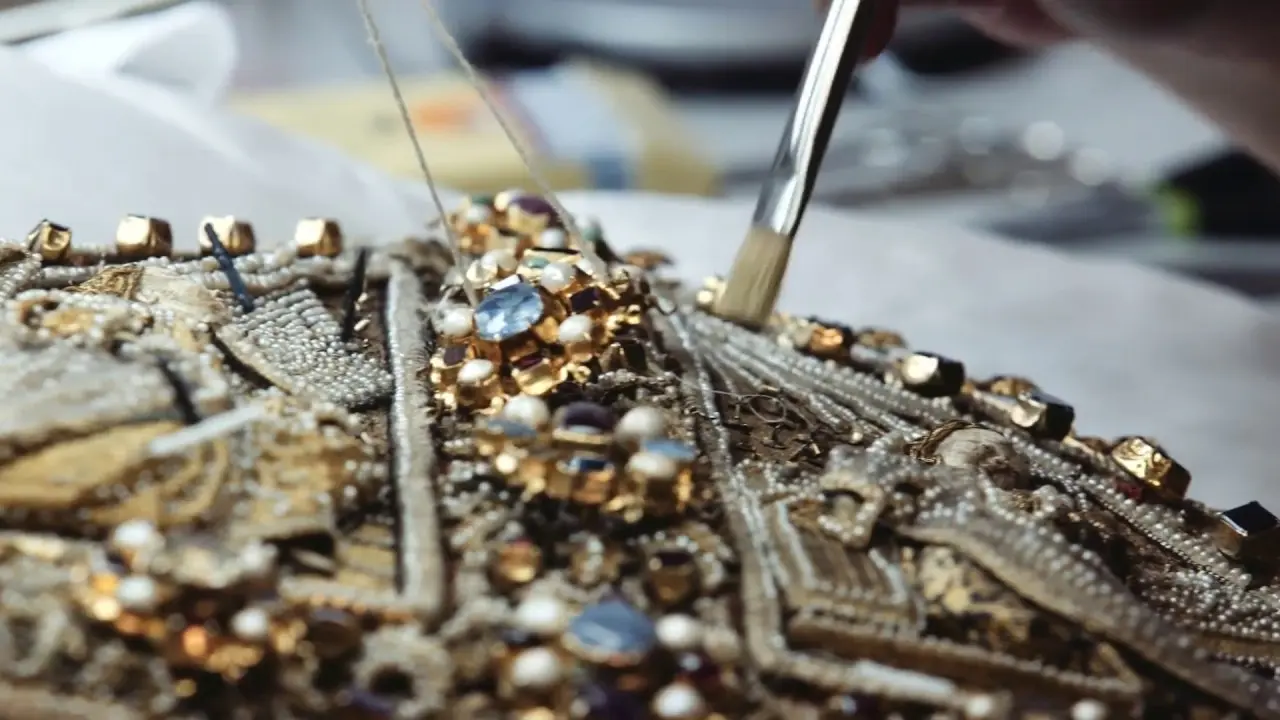 Schulterblick in der Restaurierungswerkstatt der Rüstkammer