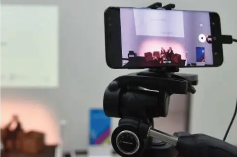 Ein Handy filmt ein Interview.