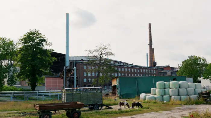 Fabrik und Strohballen