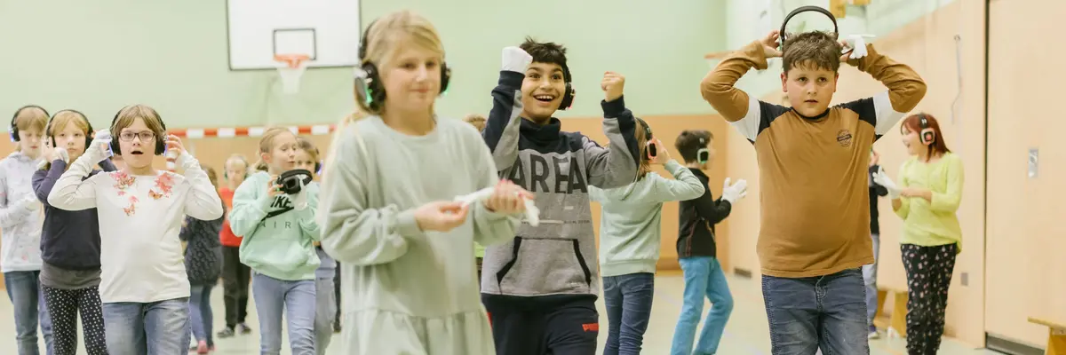 Kinder mit Kopfhörern auf dem Kopf